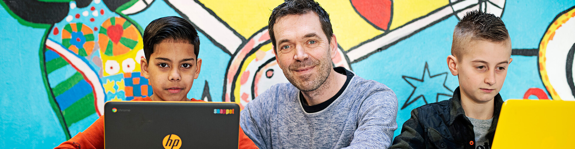 Leraar Basisonderwijs deeltijd student met twee leerlingen