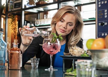 Eva, deeltijdstudent Associate degree Food, Business & Innovation, maakt een cocktail